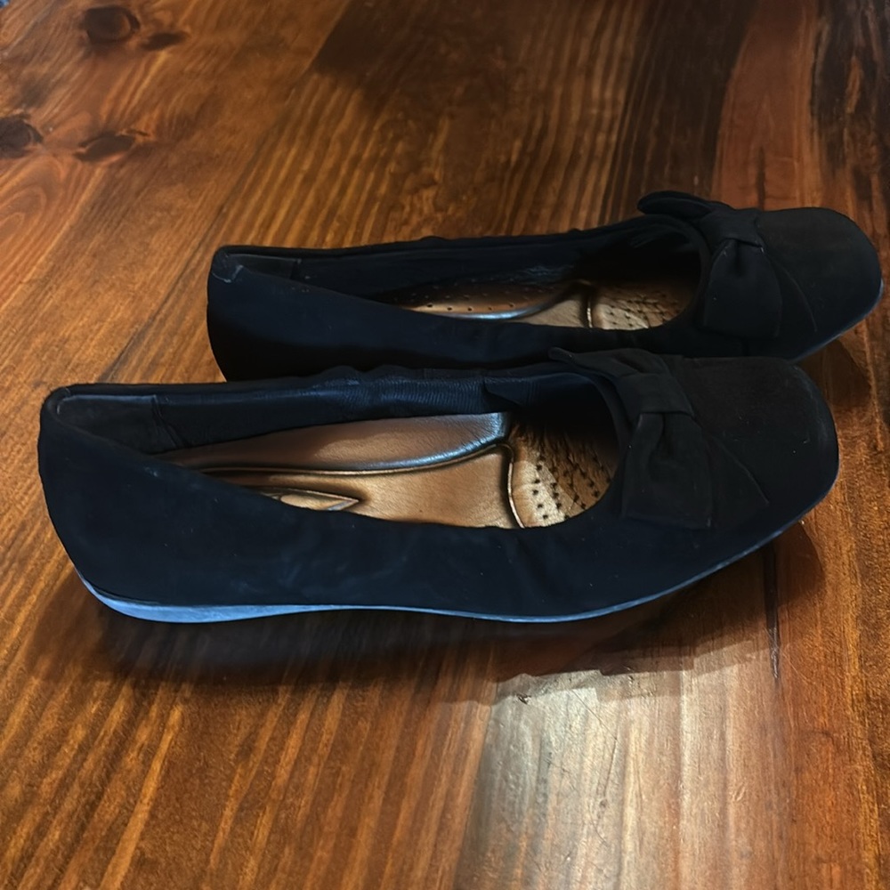 NIB Trotters Black Suede Sonia